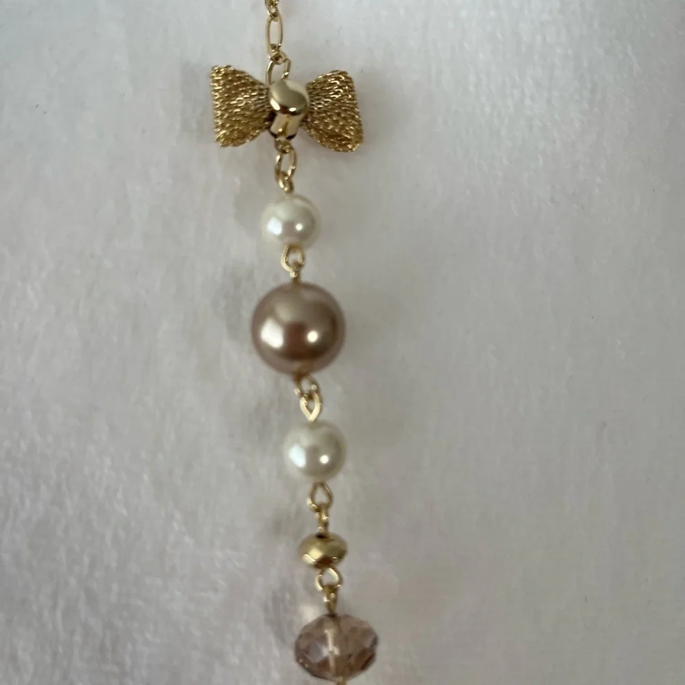Faux pearl gold tone necklace with bows - Picture 2 of 3